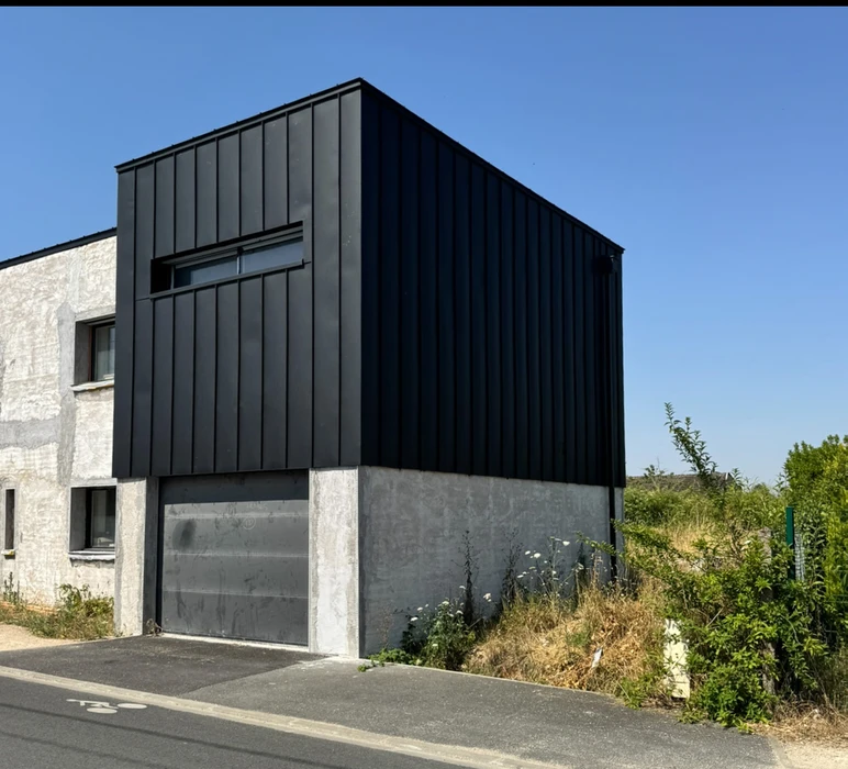 Extension architecturale contemporaine sur bâtiment existant