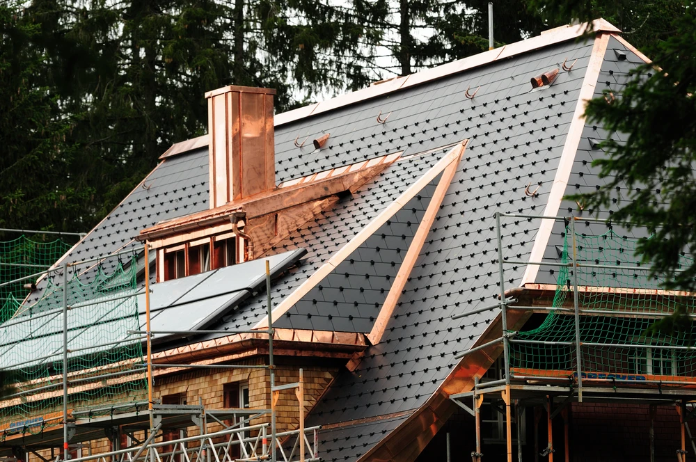 Chantier de construction résidentielle avec maison en cours de couverture