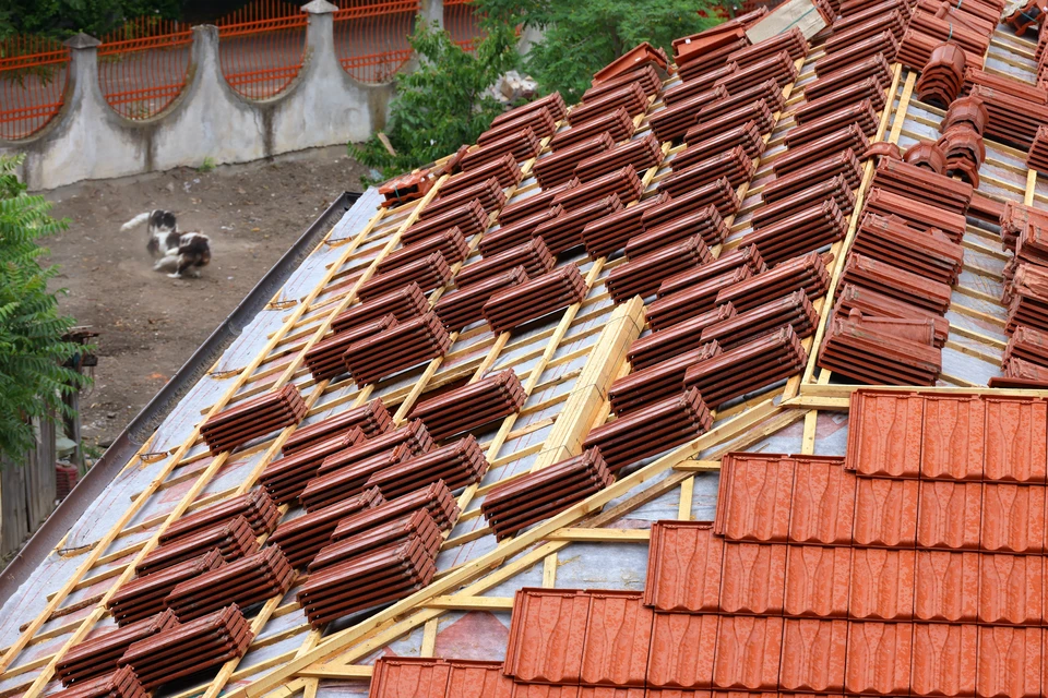 Extérieur, toiture résidentielle sous ciel dégagé