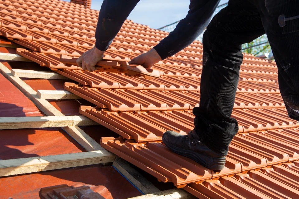 Travaux de toiture, nouveau rev&ecirc;tement d'un toit en tuiles