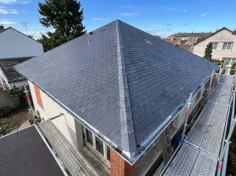 nouveau toit d'une maison de famille, un ouvrier construit un toit de tuiles en céramique