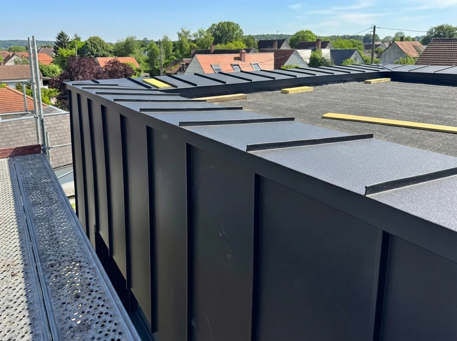 Façade extérieure d'un bâtiment moderne avec deux volets roulants métalliques fermés