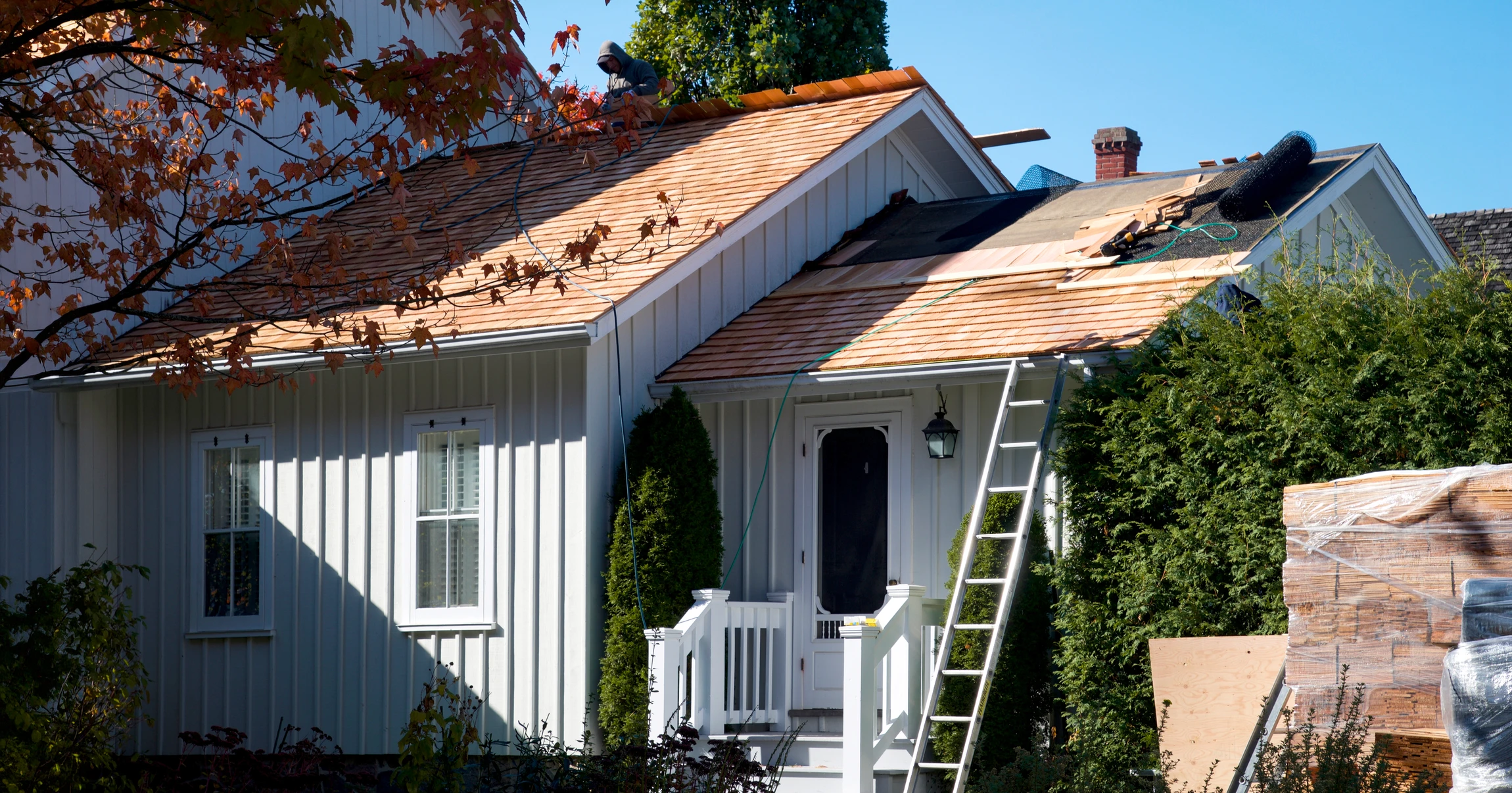 Travaux de toiture, nouveau revêtement d'un toit en tuiles