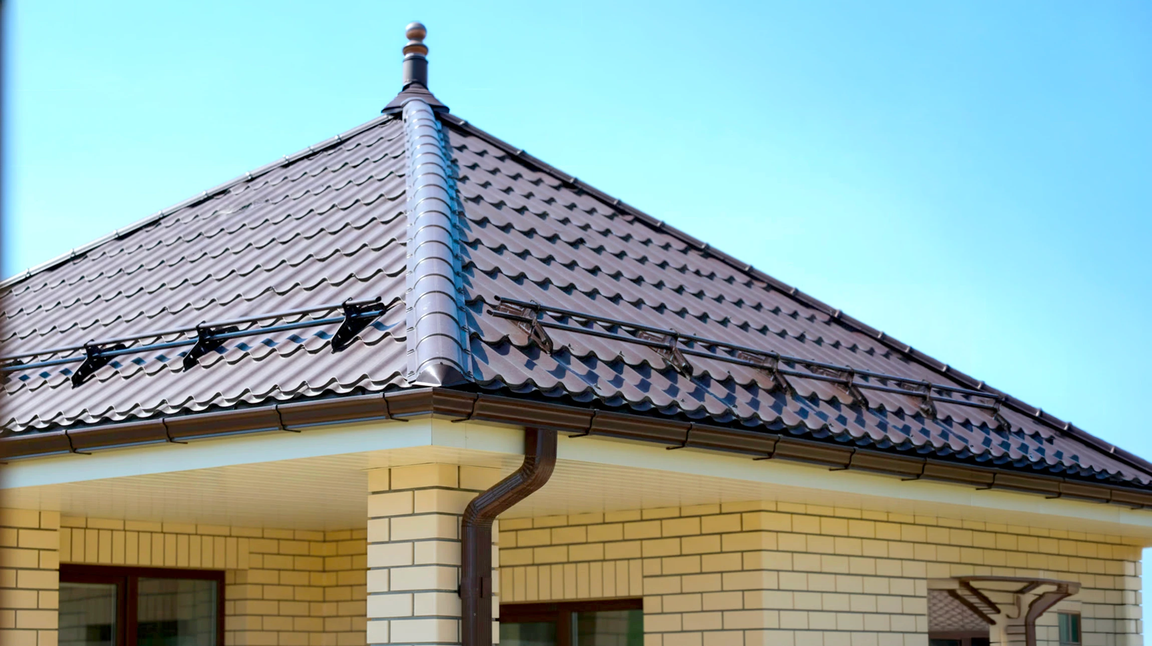 Extérieur d'une habitation avec vue en contre-plongée sur la toiture et les éléments de zinguerie