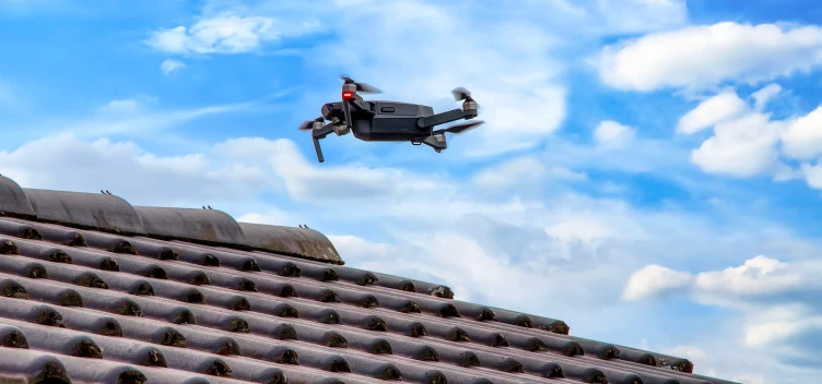 Toiture de maison avec r&eacute;novation partielle en cours